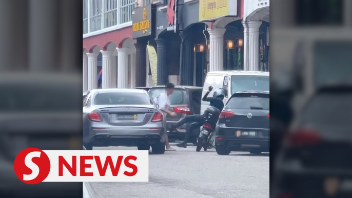 A parking ticket leads to an exchange of blows in Batu Pahat