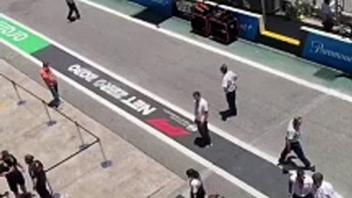 Lewis Hamilton INSPECCIONA el R19 de 'Checo' Pérez