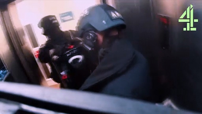 24 Hours in Police Custody - police prepare to storm flat during armed siege at Bedford flats