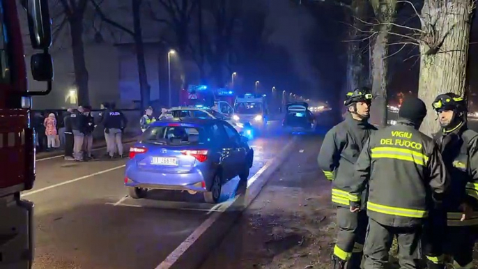 Pavia, incidente fra due auto: una finisce nel naviglio, grave 22enne rimasta intrappolata