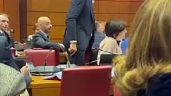 Les images du "sérieux incident" qui s'est produit en commission des lois, quand le député Insoumis Ugo Bernalicis se lève et se met à hurler puis à taper sur la table