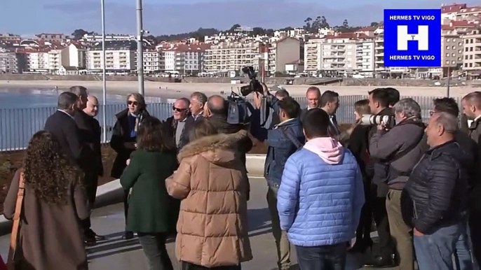 Rueda destaca la renovación de la plaza del mar de Sangenjo como ejemplo de integración de los espacios urbanos y portuarios.