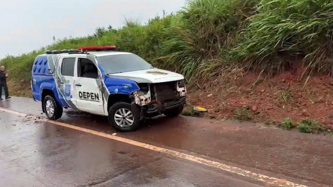 Viatura do Depen tomba após sair da pista na rodovia BR 467