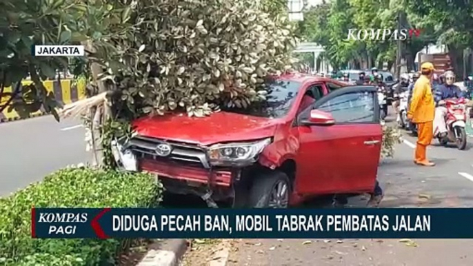 Pecah Ban, Mobil Tabrak Pembatas Jalan hingga Ringsek di Cempaka Putih