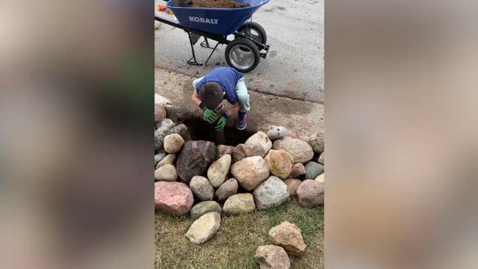 Kindhearted Neighborhood Kids Fix Neighbor's Mailbox After They Accidentally Knock It Over | Happily TV