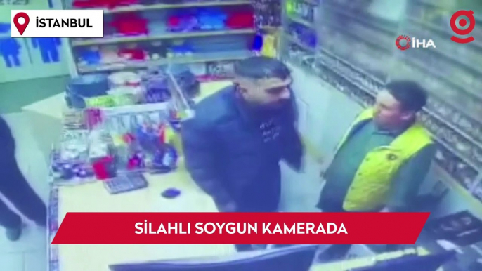 Dehşet anları kamerada: Silahlı soyguncu kasadaki 22 bin lirayı ve çalışanın üzerindeki bin lirayı gasp etti