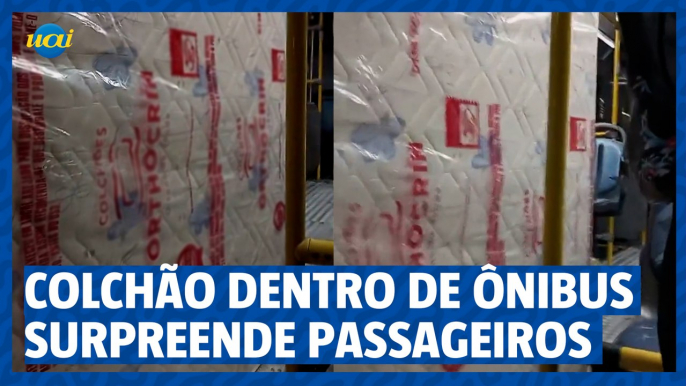 Colchão dentro de ônibus surpreende passageiros