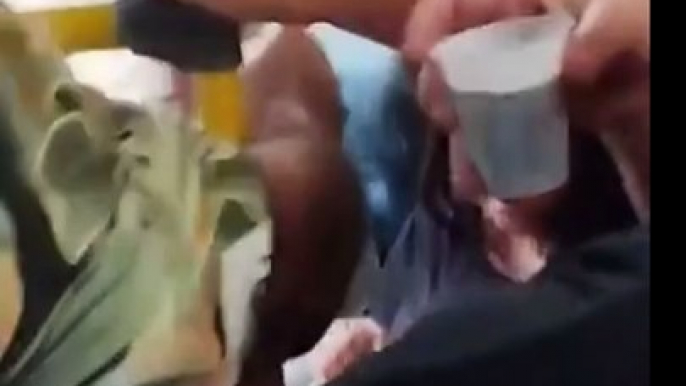 Passageiros fazem confraternização dentro de ônibus com café da manhã e amigo secreto; assista