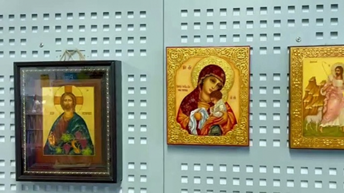 Icons in Crediton Library by Anna Mazur. Video by Alan Quick IMG_2268