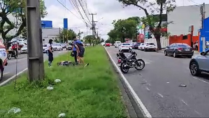 Motociclista quebra braço e morador em situação de rua fica gravemente ferido após acidente no Parolin