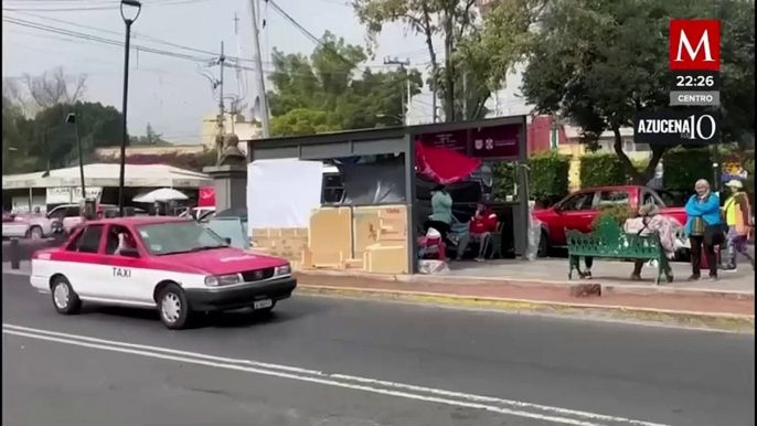 Pacientes y familiares esperan en banquetas ante la saturación por enfermedades respiratorias