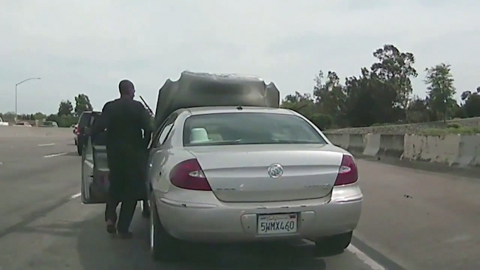 Quand le capot de ta voiture se soulève sur l'autoroute