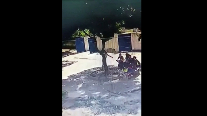 VÍDEO: Criminosos assaltam estudantes dentro de escola