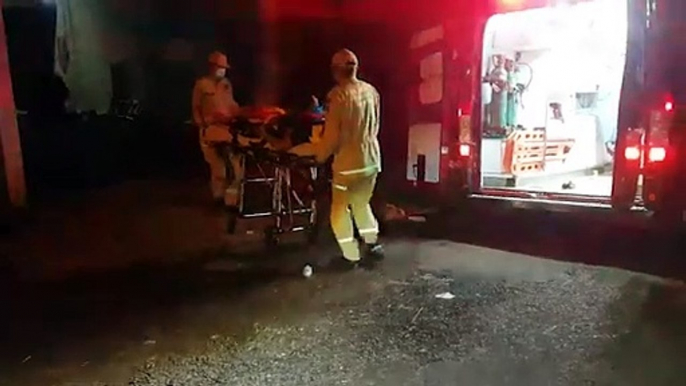 Fazendo exercício de barra fixa, homem sofre queda e precisa ser socorrido pelo Siate