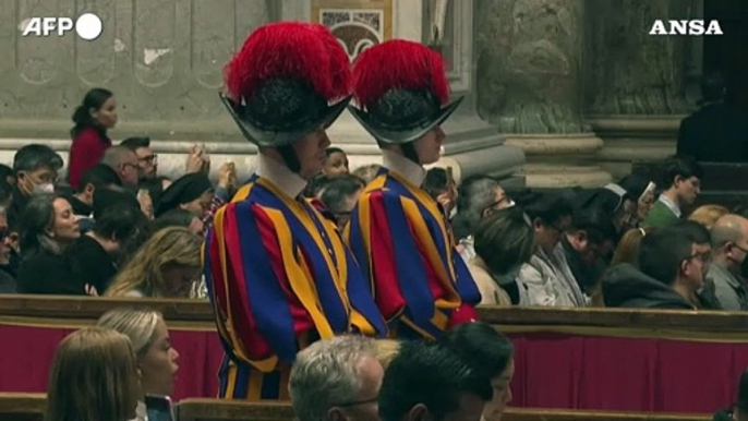 Papa Francesco nella basilica di San Pietro per i vespri e il Te Deum