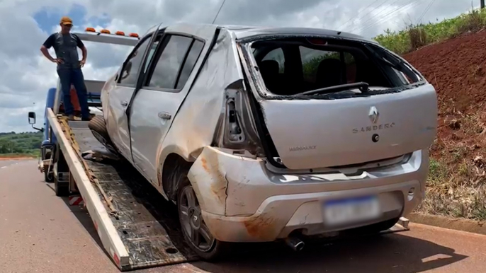 Motorista perde controle de carro e capota na BR 467, em Cascavel