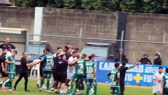 Torcedores e jogadores entram em confronto em estádio após jogo de semifinal entre Gama e Ceilândia