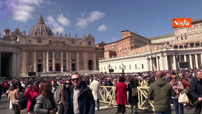 Domenica delle Palme, le voci dei fedeli in piazza San Pietro: "Il Papa ? sempre il Papa"