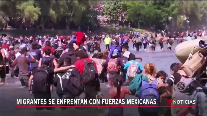 Entre golpes y gritos: caravana migrantes cruza a México a través del Río Suchiate