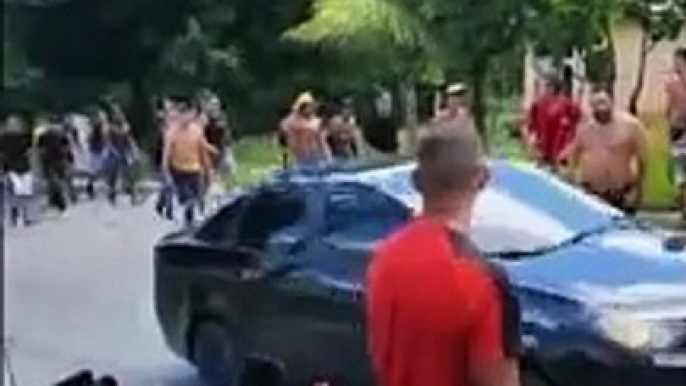 Vídeo: Integrantes de torcidas organizadas do Sport e do Santa Cruz entram em confronto com a polícia