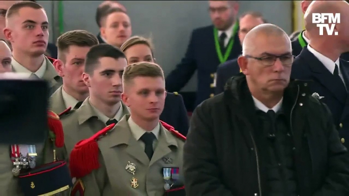 Cherbourg : En plein discours d'Emmanuel Macron et en direct à la télé, une militaire s'effondre obligeant le Président à interrompre son discours