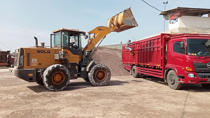 wheel loader loading ke truk tronton