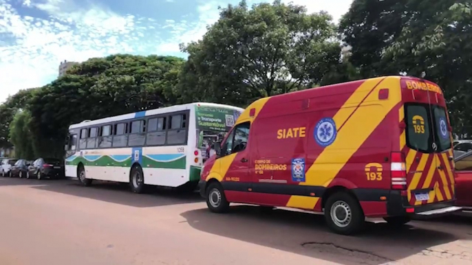 Mulher fica ferida após despencar de degraus de ônibus coletivo