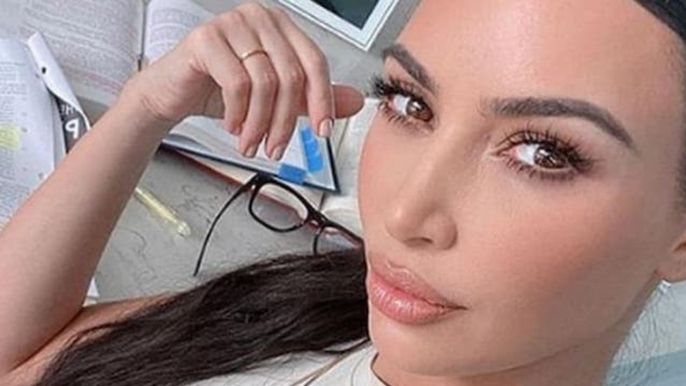 Kim Kardashian fait sensation avec une robe transparente lors du défilé Maison Margiela !