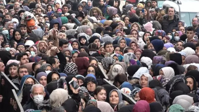 Bursa'da züccaciye mağazası açılışında izdiham: Baygınlık geçirenler oldu