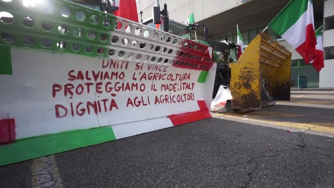 Protesta agricoltori, la mobilitazione davanti ai cancelli di Fieragricola a Verona
