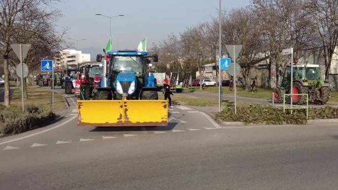 Protesta agricoltori, i trattori bloccano il casello autostradale a Brescia