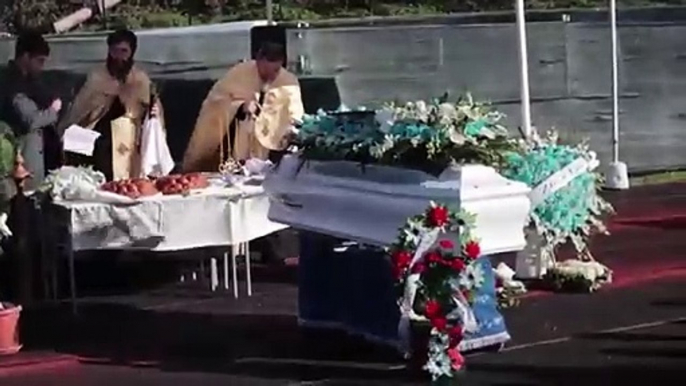 Funerali Alex, nello stadio di Valmontone palloncini, fiori e fumogeni colorati. Sulla bara il suo elefantino di peluche