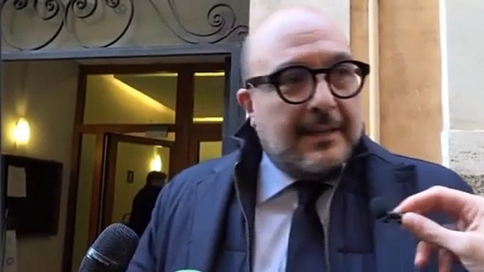«Si sente antifascista?», il ministro Sangiuliano spazientito afferra il microfono e interroga i cronisti