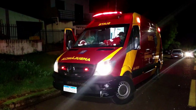 Homem sofre queda, bate a cabeça e precisa ser socorrido pelo Siate no Bairro Santa Felicidade