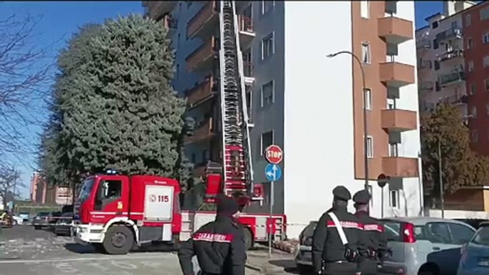 Corsico, esplode appartamento: i vigili del fuoco in azione