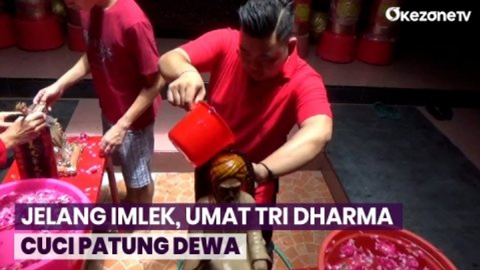 Jelang Imlek, Umat Tri Dharma Cuci Patung Dewa dan Bersihkan Klenteng Boo Hway Bio Jombang