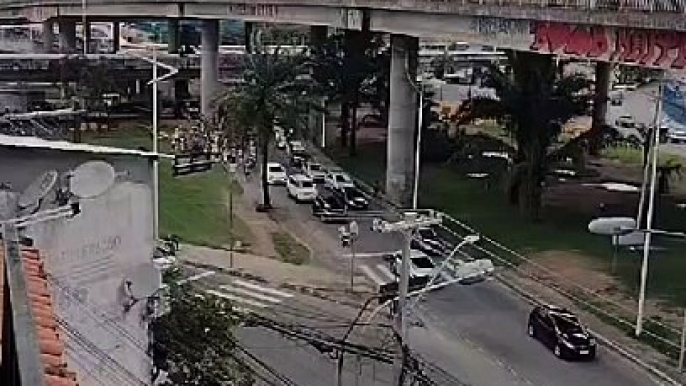 Vídeo: Membros de torcida organizada 'tocam o terror' em Salvador