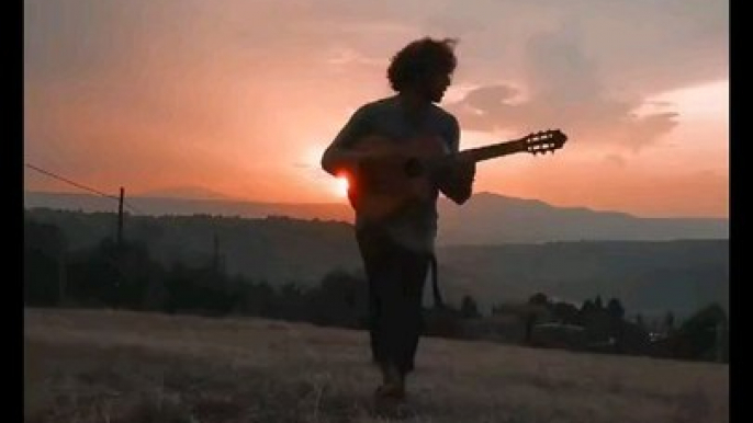 Manu Chao est un musicien, chanteur et compositeur espagnol d'origine française.  Né le 21 juin 1961 à Paris, il est connu pour son style musical éclectique mêlant reggae, ska, rock et influences latino-américaines.