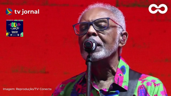 Com 2h de atraso em relação ao horário previsto para subir ao palco, Gilberto Gil se apresenta no Marco Zero