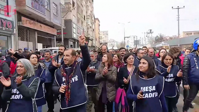 'Büyük Özgürlük Yürüyüşü'  Diyarbakır'ın Bağlar ilçesine ulaştı. Milletvekilleri halkı selamladı