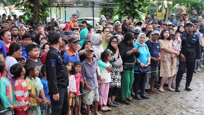 Prabowo Subianto Gunakan Motor Ziarah ke Makam Sang Ayah Usai Pemilu dan Disambut Ratusan Warga