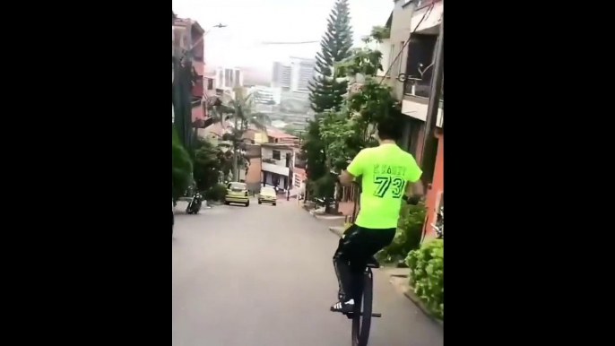 Il voulait faire le beau à vélo et se prend une énorme gamelle