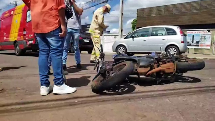 Acidente entre Gol e duas motocicletas deixa homem ferido na Avenida Carlos Gomes