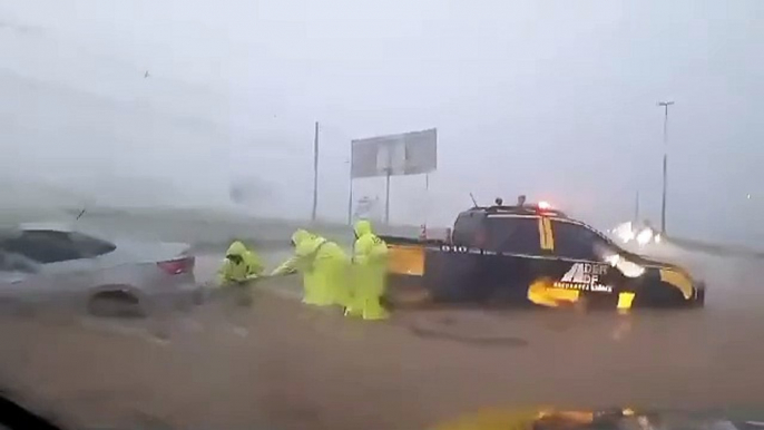 Chuva: carro é “engolido” por vala após sair da pista na BR-070