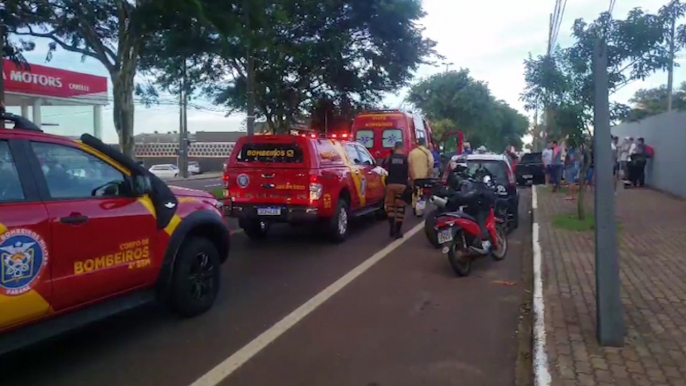 Dois homens são atropelados durante troca de pneu na Avenida Rocha Pombo