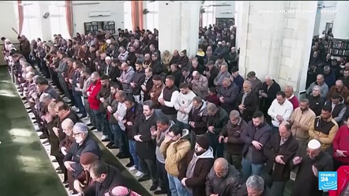 Gazans gather to worship ahead of Ramadan amid incessant fighting