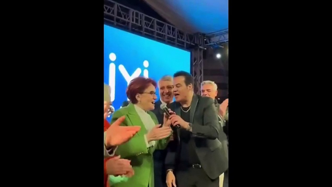 Meral Akşener ve Safranbolu Adayı Hakan Peker 'Bir Efsane' şarkısını beraber söyledi