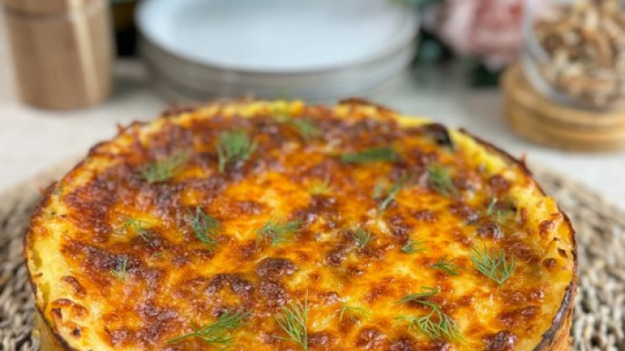 Pastel salado con queso y champiñones