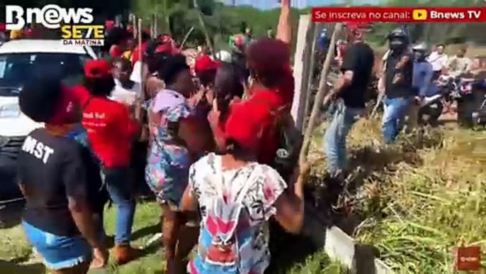 Motociclistas causam confusão durante manifestação do MST para combate de violência contra mulheres; veja vídeo