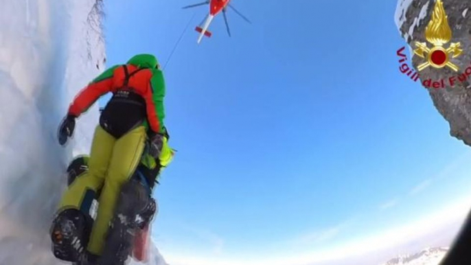 Tre alpinisti bloccati sul monte Mendolè: il salvataggio acrobatico dei Vigili del fuoco